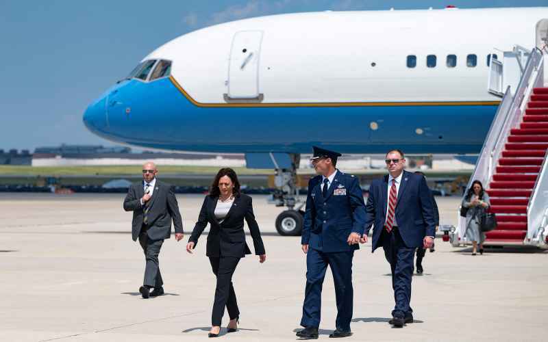KAMALA HARRIS FORCED TO HITCH RIDE HOME IN MILITARY CARGO PLANE AFTER AIR FORCE TWO BREAKS DOWN