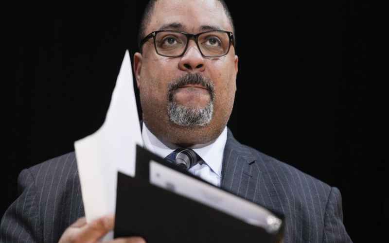 LEGAL EXPERTS ACROSS THE POLITICAL SPECTRUM ARE LAUGHING AT ALVIN BRAGG’S INDICTMENT OF DONALD TRUMP