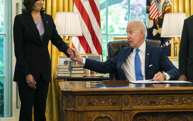 AMERICANS MOCK BIDEN AND HARRIS NEW CRINGEWORTHY PIC OF TOGETHERNESS