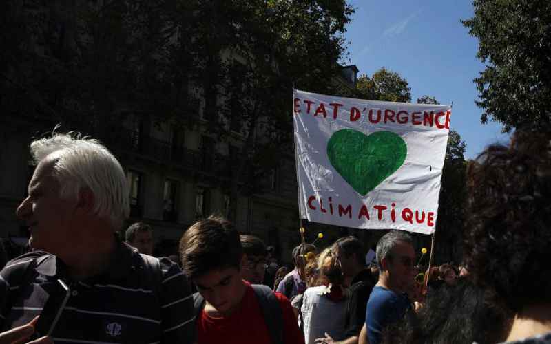 DUTCH AUTHORITIES HAVE HAD ENOUGH OF ROAD-BLOCKING ECO-NUTS, BLAST THEM WITH WATER CANNONS