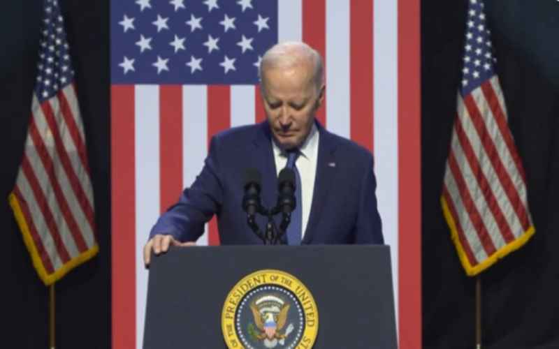  BIDEN GETS HECKLED BY CLIMATE ACTIVIST, FUMBLES DECLARATION OF INDEPENDENCE AT ARIZONA EVENT