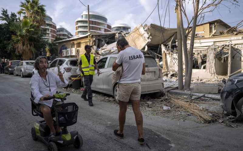  SCHUMER, ROMNEY, OTHER SENATORS FORCED TO SHELTER AS ROCKETS RAIN DOWN ON TEL AVIV