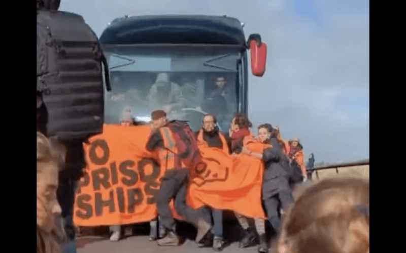  JUST STOP OIL ACTIVISTS FIND OUT IT’S NOT A GOOD THING TO TRY TO BLOCK A BUS