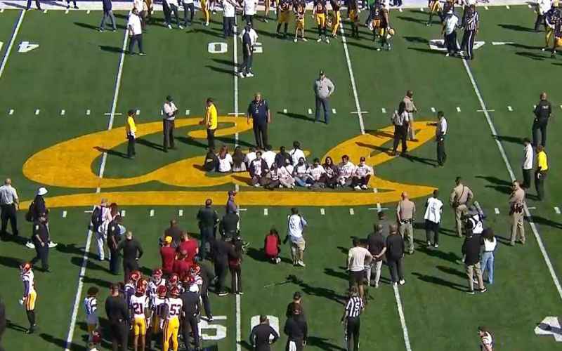  GAME INTERRUPTED: USC-CAL GAME DISRUPTED BY PROTESTERS ON THE FIELD, FANS CHEER AS SECURITY INTERVEN