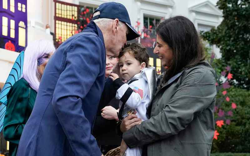  BIDEN CAN’T EVEN HAND OUT HALLOWEEN CANDY WITHOUT PROBLEMS ARISING