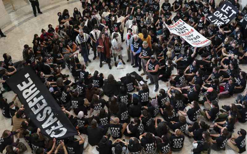  ‘SIGNS OF HOPE’: ONE MAN’S SIGN STEALS THE SHOW AFTER ANTI-ISRAEL PROTEST BREAKS OUT AT HARVARD-YALE