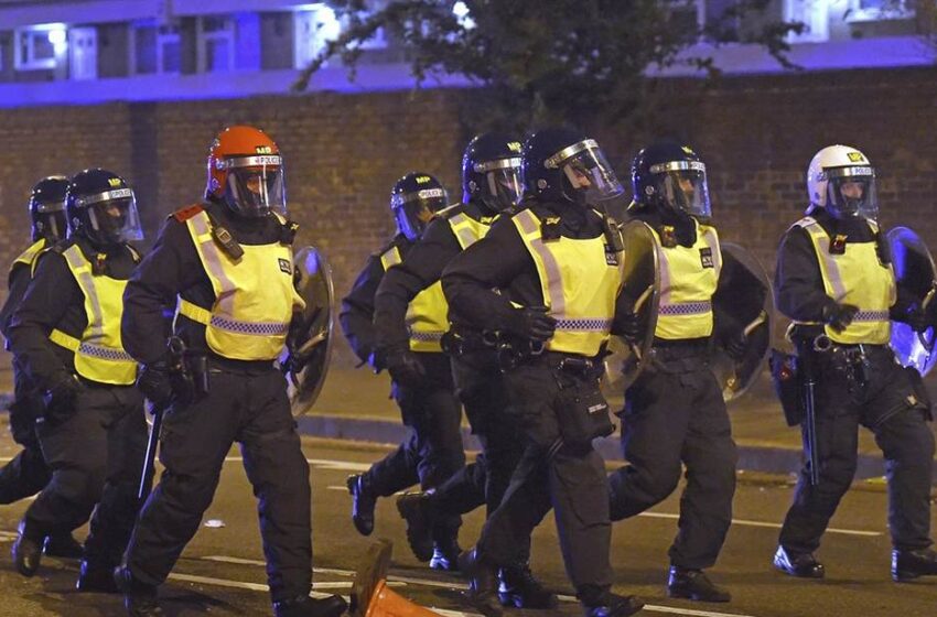  SHOCKING VIDEO: DOZENS OF ERITREAN PROTESTERS WITH LONG STICKS SURROUND, ATTACK POLICE IN LONDON