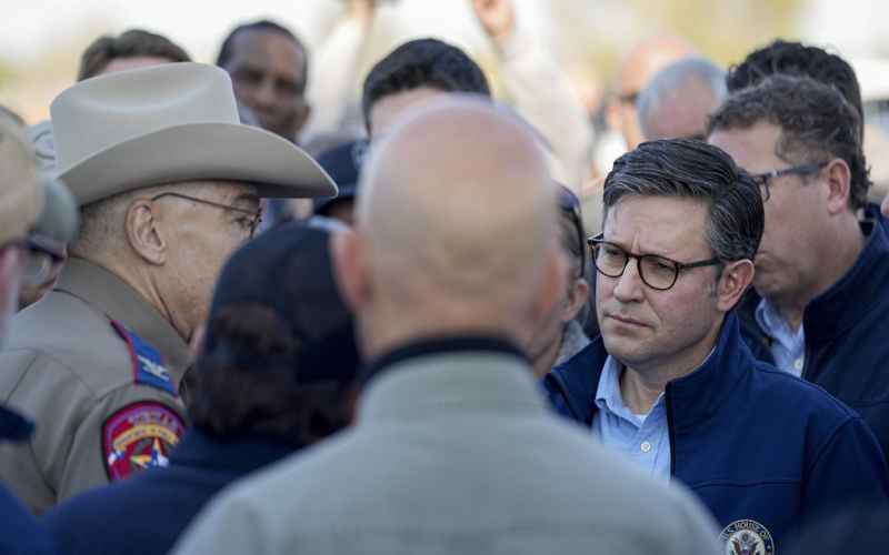  ILLEGAL IMMIGRANTS CROSS RIGHT IN FRONT OF SPEAKER JOHNSON’S BORDER SPEECH