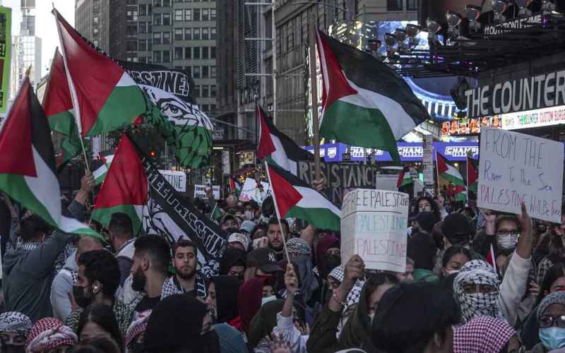  THE MOMENT FATHER GETS OUT OF CAR, LETS LOOSE ON ANTI-ISRAEL ACTIVISTS BLOCKING HIM FROM DAUGHTER