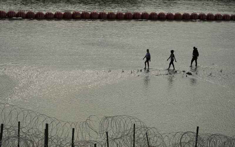  5TH CIRCUIT COURT RULES TEXAS FLOATING RIO GRANDE BARRIER TO STAY IN PLACE