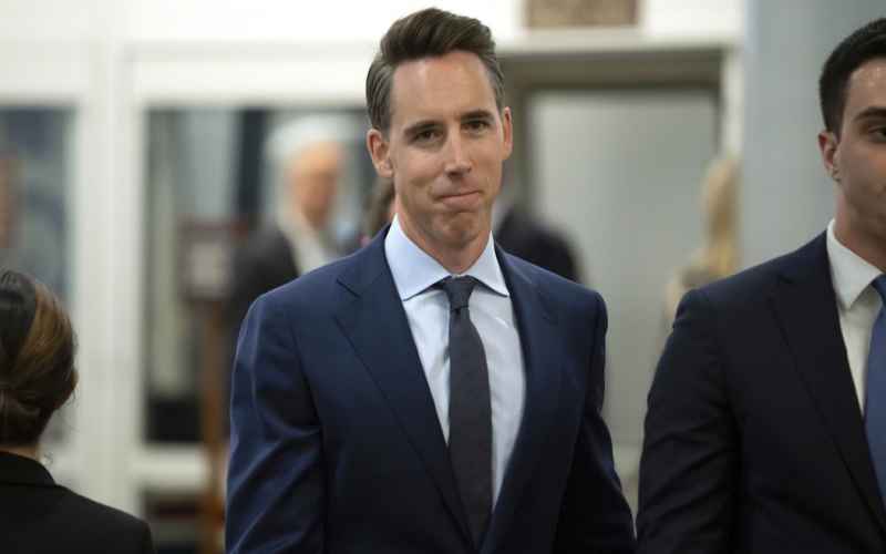  WATCH AS JOSH HAWLEY SMOOTHLY DUNKS HYSTERICAL PRO-HAMAS CODE PINKER IN SENATE HALLWAY CLASH