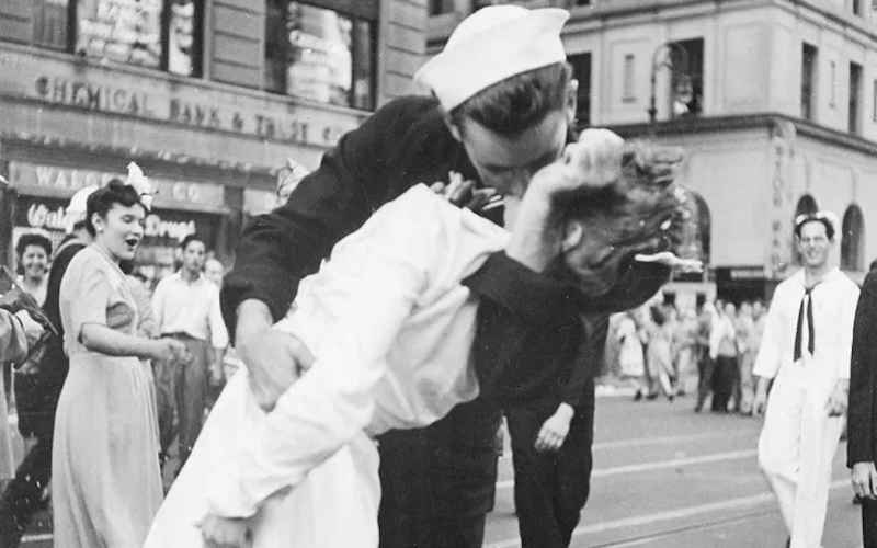 VA Secretary Rescinds Order Banning ‘V-J Day ‘Kiss’ Photo From Medical Facilities After Outcry