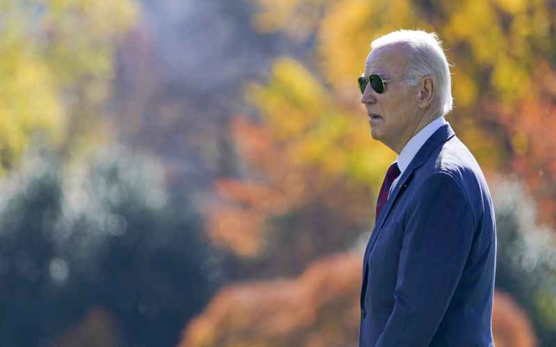  Biden’s Handler Messes Up and Fails to Cover Him As His Stilted Walk to Helicopter Is Exposed