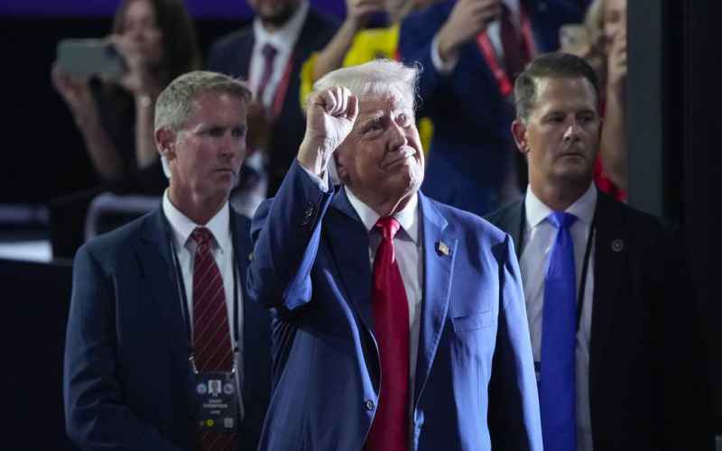  Exclusive: ‘God Bless The USA’ Singer Lee Greenwood Shares His Emotions When Trump Walked
