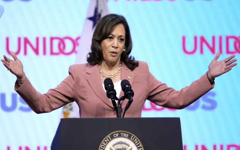  Embarrassing: Kamala Speaks, Begs Audience for Applause