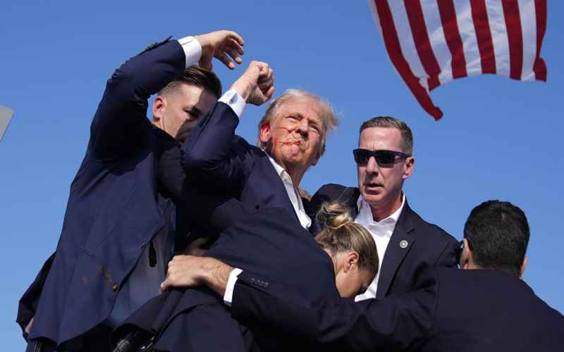 Trump Praises Female Secret Service Agent Who Defended Him, Calls Critics ‘Fake News’