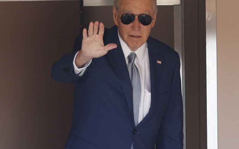  Allegedly COVID-Positive Biden Looks Completely Gone Boarding Air Force One, Theories Run Wild