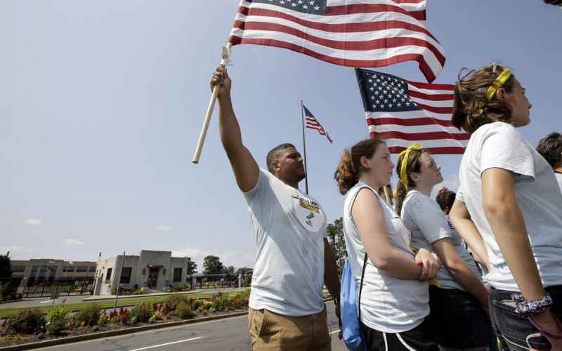  High School Students Rally After School Prohibits Student From Flying the American Flag on His Truck