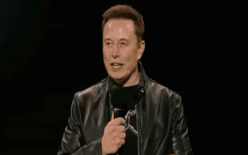 Elon Musk Shows Off Tesla’s New Optimus Humanoid Robot