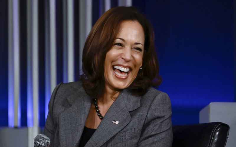  Kamala Harris Uses Bizarre Analogy About Stars to Call Trump Racist, Leaves Viewers Baffled