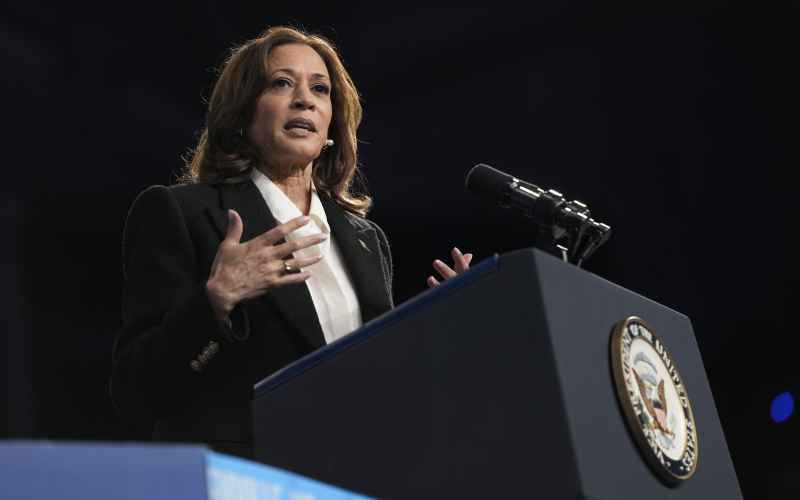  Harris Courts ‘McCain Wing’ of GOP in Arizona