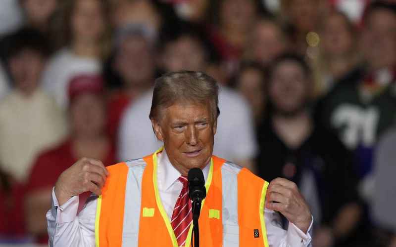  LEGEND Orange Vest-Wearing Trump Tells WI Crowd Hilarious Story of How Garbage Truck Ride