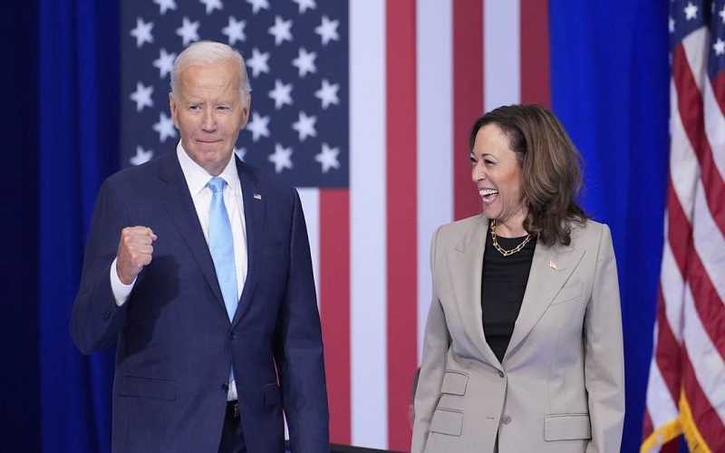  Joe Biden, Kamala Harris, and the VACANCY Sign at the White House