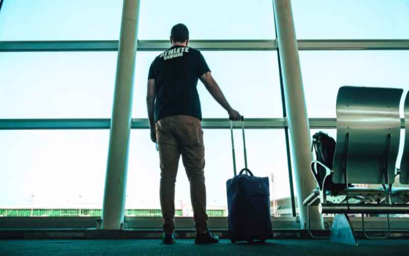  Cops Detect Something Wrong About Man’s Hair in Airport, Then Grab a Pair of Scissors