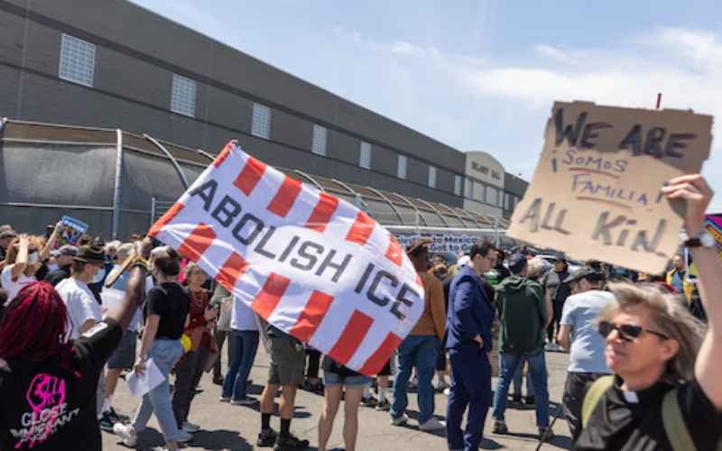  Clergy Protest at ICE Site After Mayor’s Arrest