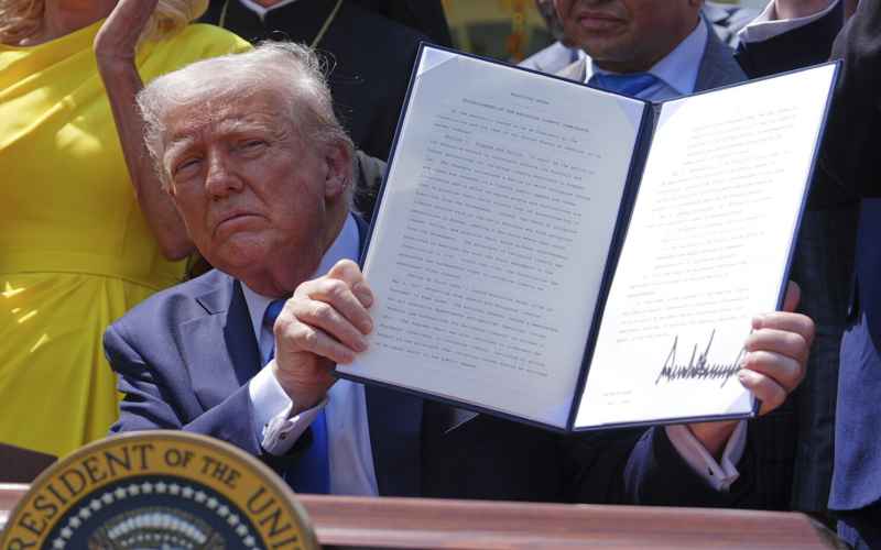  Trump Signs Midnight Order Slashing NPR and PBS Funding
