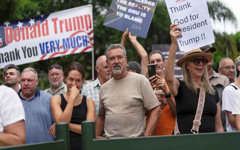  First Group of 49 White South Africans Leaves for US After Trump Offered Them Refugee Status